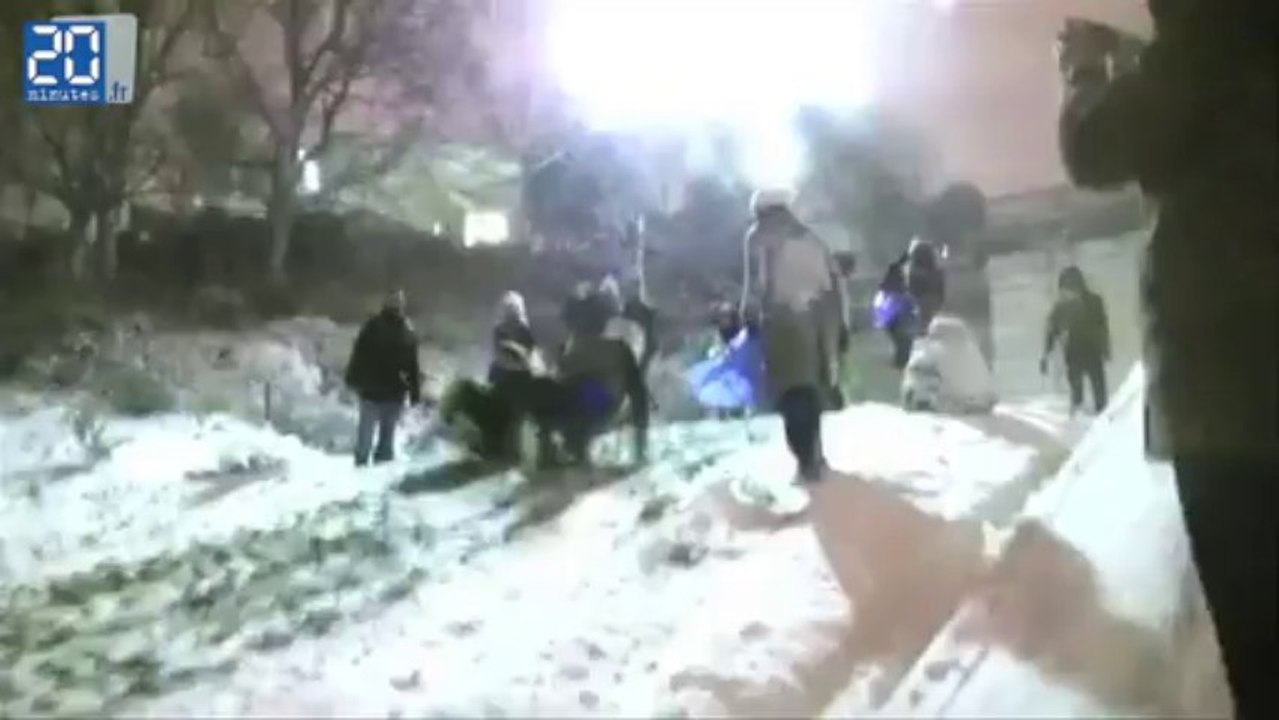 Zapping: Snowboard et luge dans les rues et parcs de Paris - janvier 2013