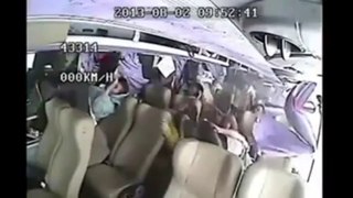 中国バス追突事故　車内映像