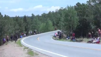 Des spectateurs traversent devant Sébastien Loeb