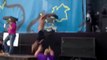 Un gars de la sécurité dégomme un fan monté sur scène - Vampire Weekend - Festival Lollapalooza 2013