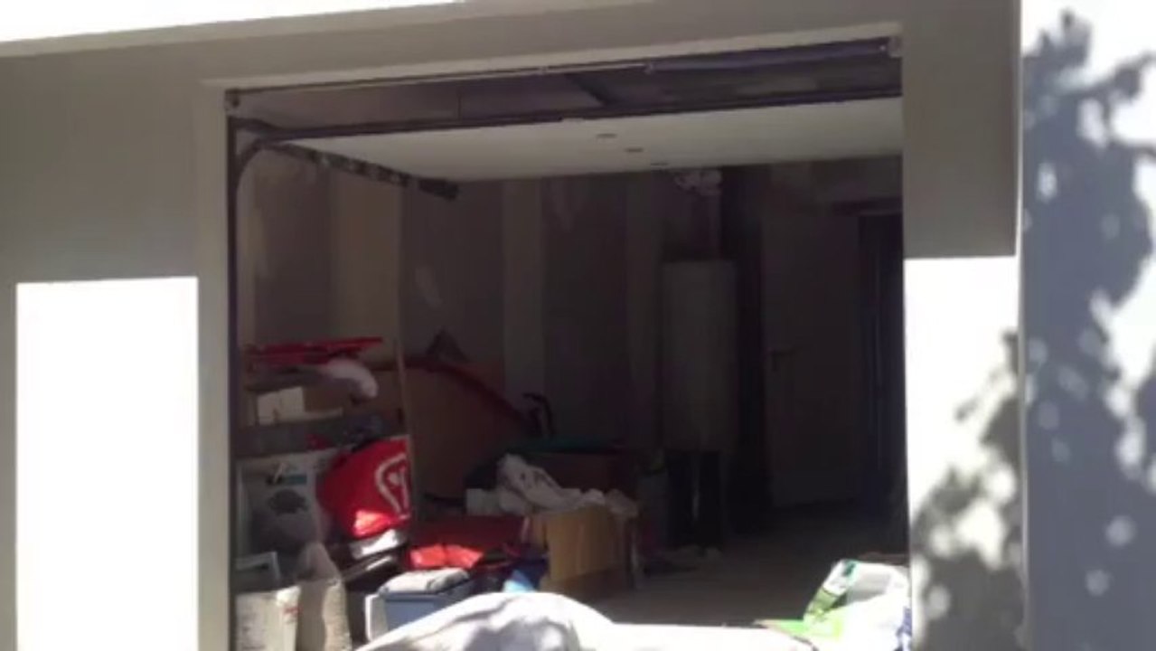 Porte de garage sectionnelle plafond Base Matic, finition Trend, blanche motorisée et posée par APG Accès Portes de garage