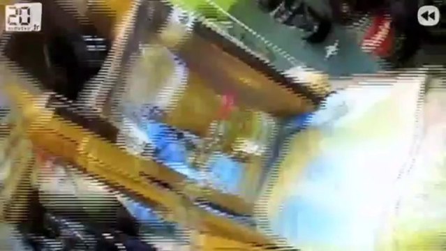 Elle prend l'avion en sous vêtements