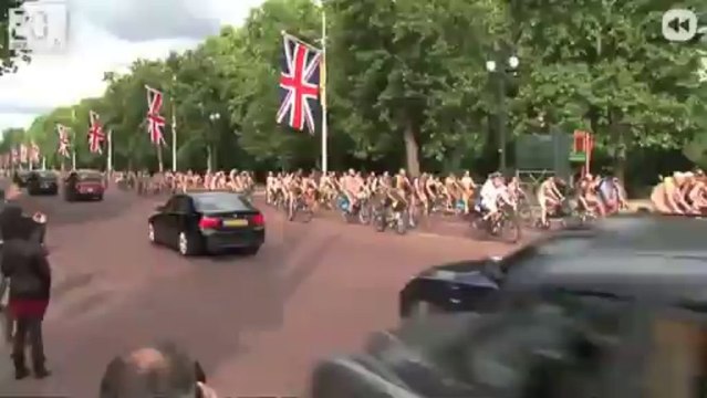 Pour protester, ils font du vélo.. nus !