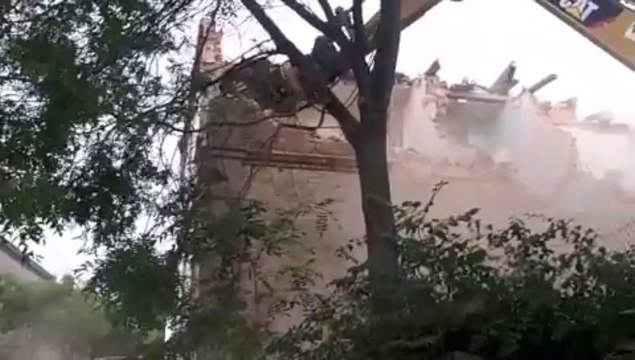 Vervins : démolition de l'ancienne gendarmerie en images