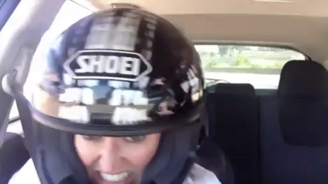Femme effrayée en Autocross
