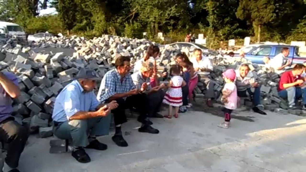 ÇAMLIBEL KÖYÜ ARİFE  GÜNÜ MEZARLIKTA DUA 2013