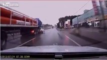 Un camion traine une voiture sur une route