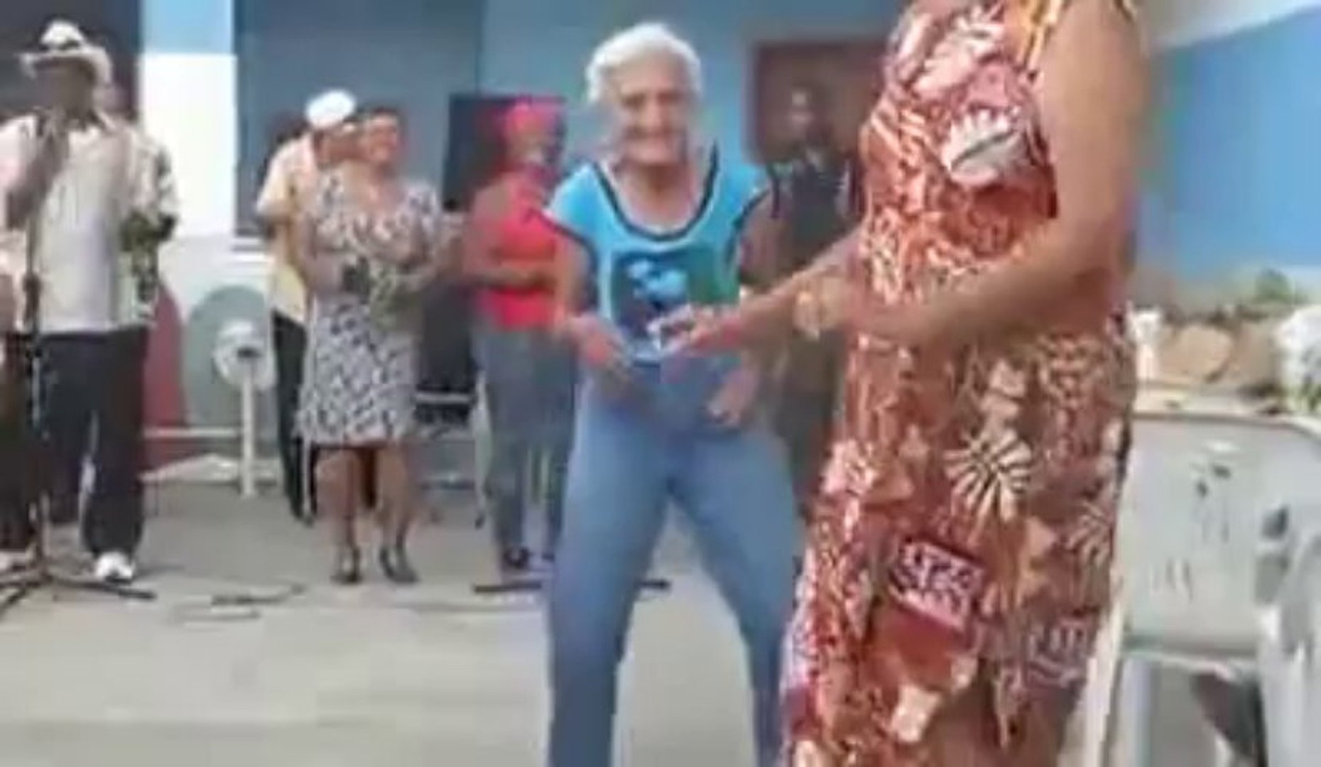 Funny old granny salsa dances - Vídeo Dailymotion