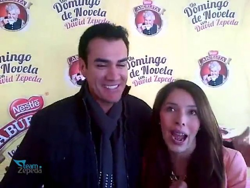 David Zepeda @davidzepeda1 con la ganadora de concurso Chocolate Abuelita