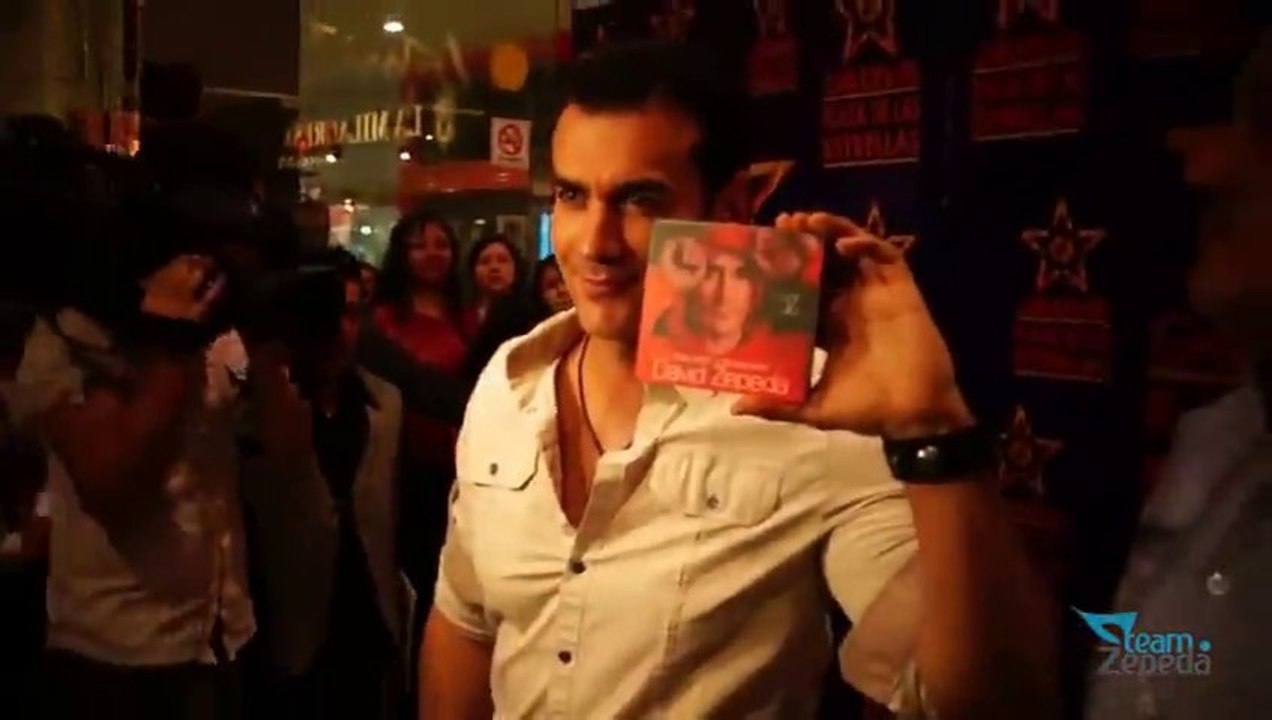 David Zepeda @davidzepeda1 posando para fotos en su primer firma de autógrafos