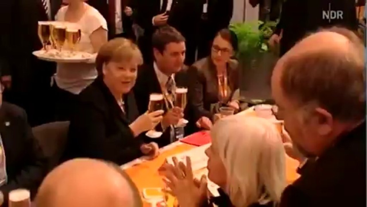 Merkel bekommt Bierdusche