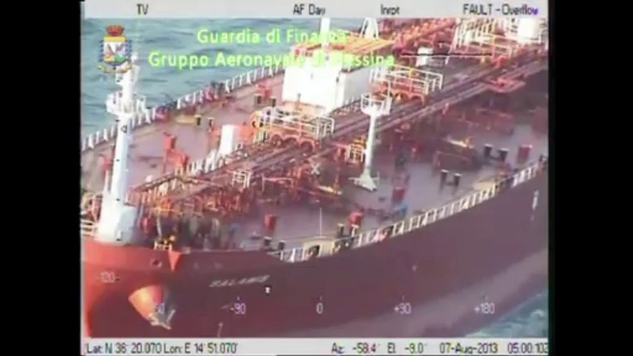 Navio com 102 imigrantes chega à Sicília