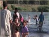 نهر الفرات يصبح ملاذا للعلائلات السورية