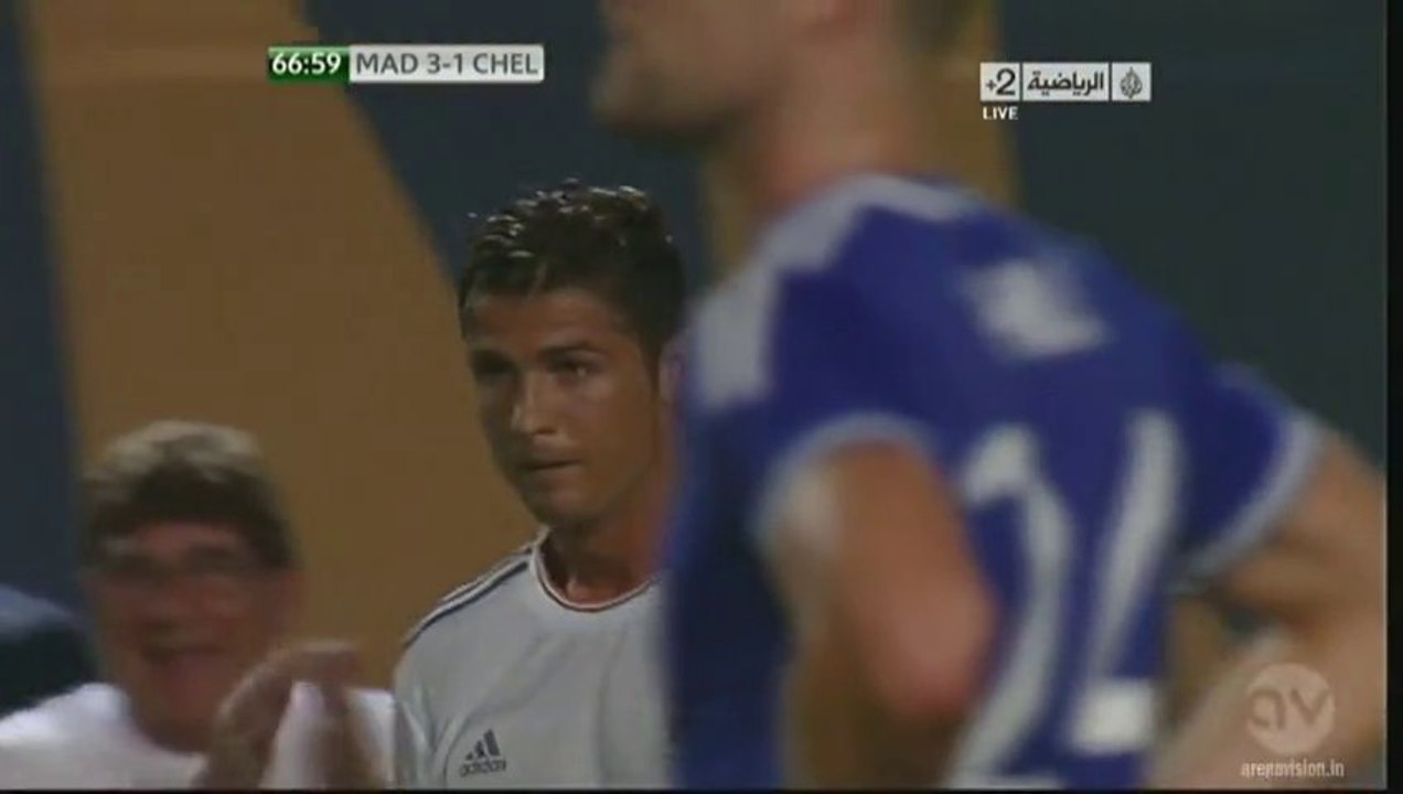 مشجع مدريدي يعانق رونالدو ويهمس في أذنه
