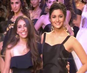 Once Again Sexy Alia Bhatt Showing Assets on Ramp