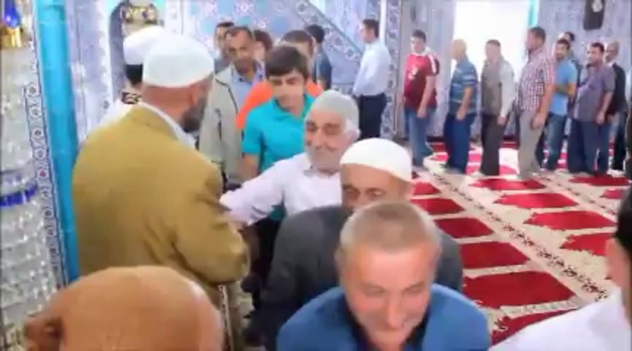 Çayeli Sırt Köyü Merkez Camii Ramazan Bayram Namazı Sonrası - Bayram Tebrikleri - 2013