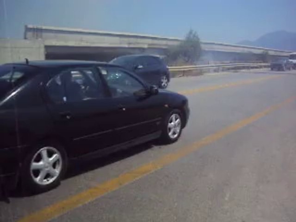 Φωτιά στην εθνική οδό Αθηνών Λαμίας