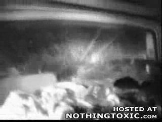 Le fou casse les vitres avec sa tete