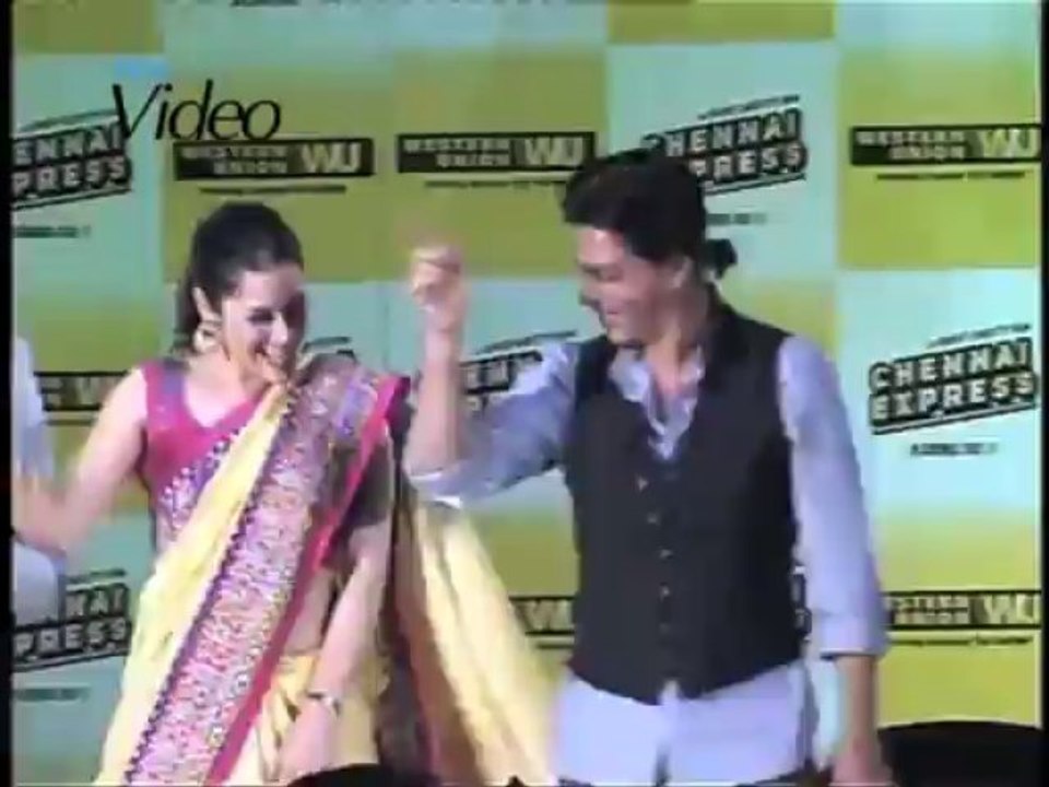 SRK performs lungi dance live