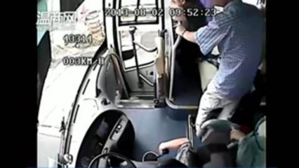 Accident de bus en Chine filmé de l'intérieur du véhicule