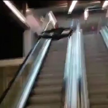 Gros Fail en descendant d'un Escalator!! Fallait pas faire le malin et le grand écart!!