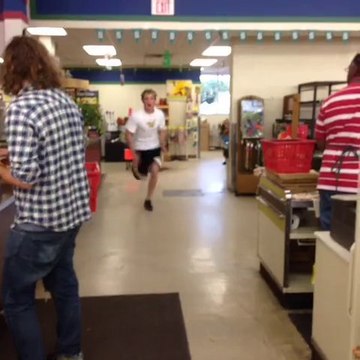 Ils Arrivent!!! Invasions de nains dans un supermarché!!