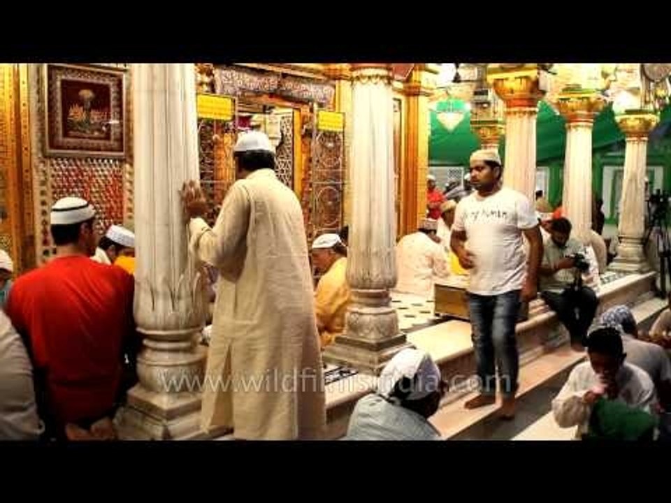 Devotees performing Iftar at Nizamuddin Dargah