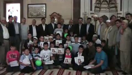 Namazlarını kıldılar tablet bilgisayarı kaptılar