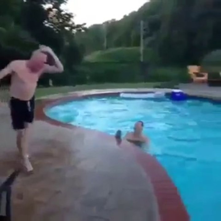 Un vieux fait la roue au bord d'une piscine - FAIL!