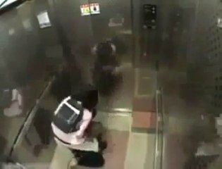 Une jeune fille se défend et défonce son agresseur dans un ascenseur.