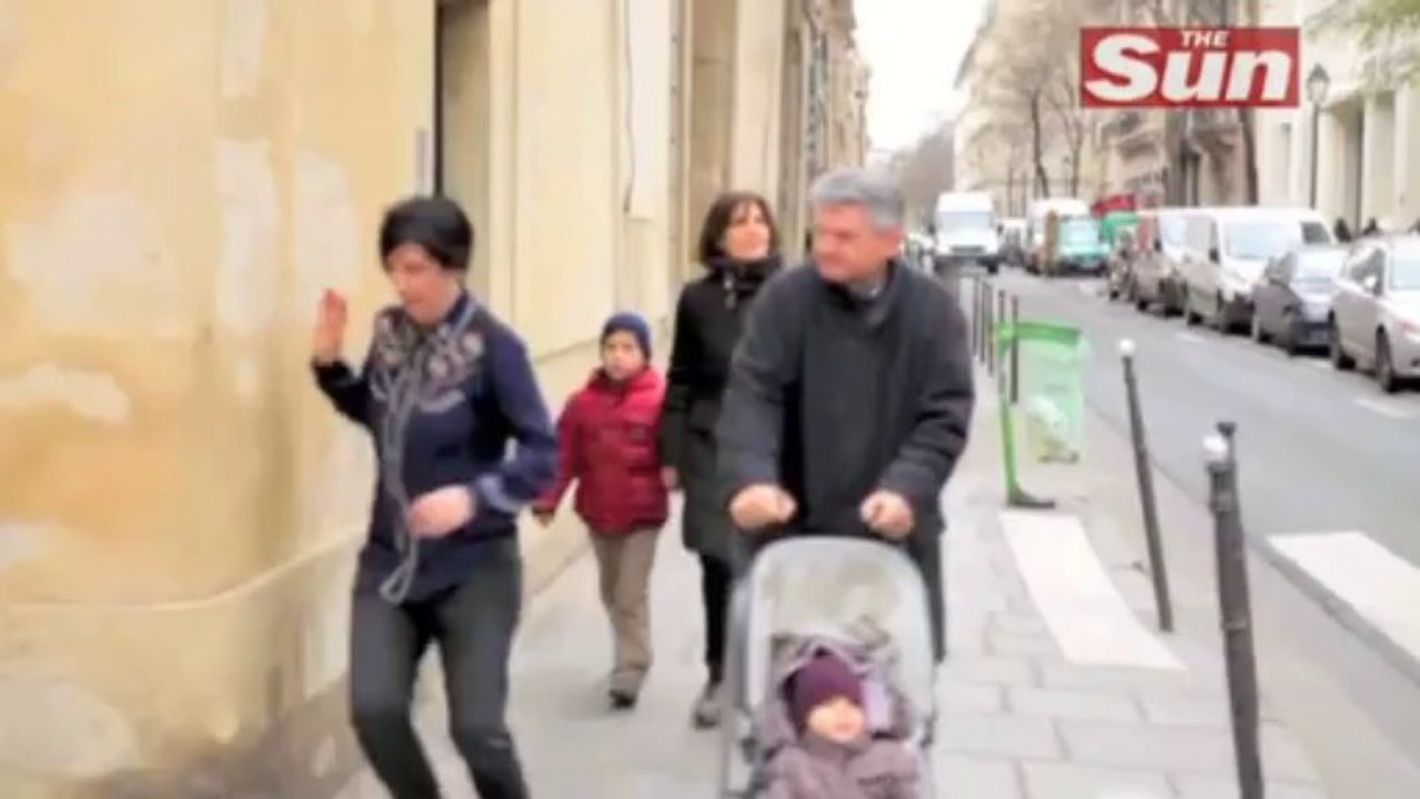 La chanteuse de Texas chute dans les rues de Paris