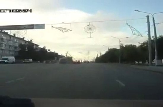 Mangée par la route - La voiture n'avait pas vu le trou béant!