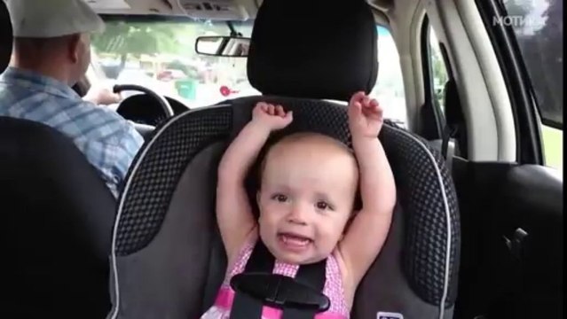 МОТИКА: Бебе пее песна од Елвис Присли во кола