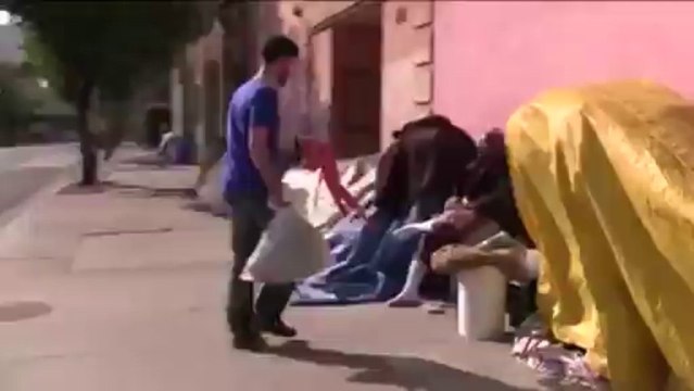 Il donne des vêtements Abercrombie & Fitch aux sans-abri»