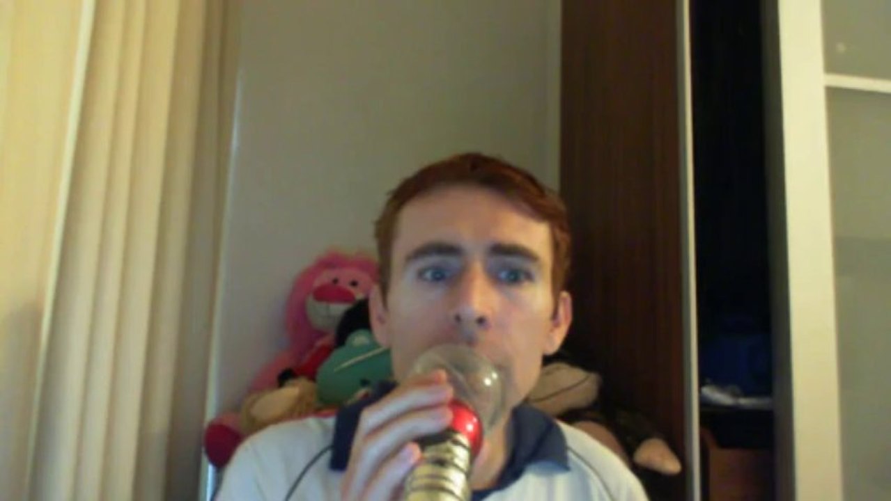 Wiwi égratigne "il va comme un homme" de Célia