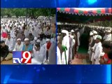 Muslims perform prayers at Mir-Alam dargah