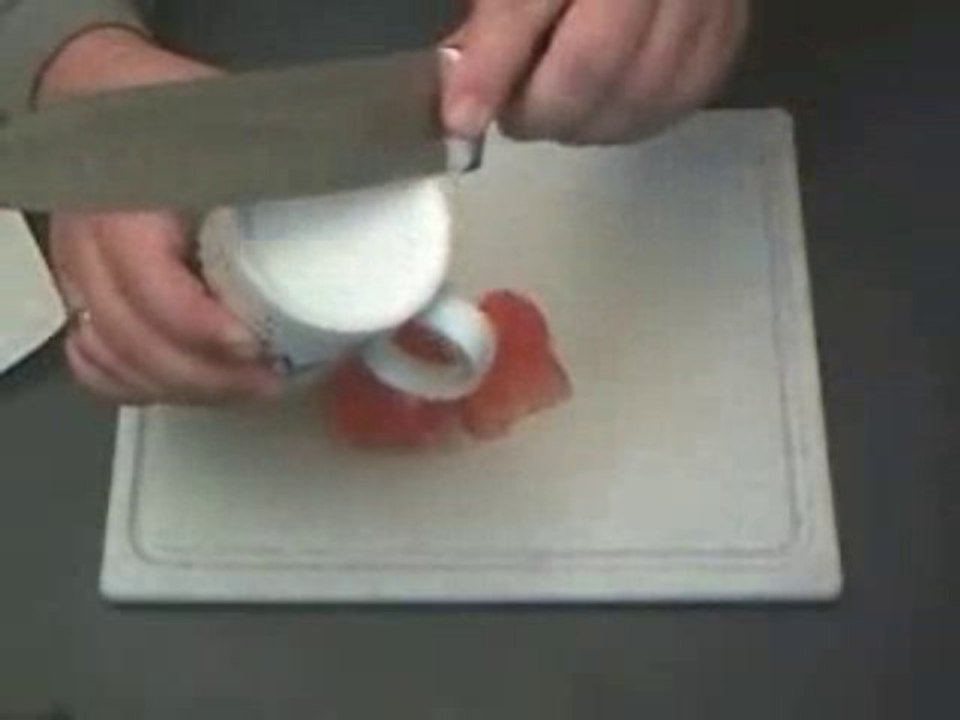 Aiguiser un couteau avec un mug.