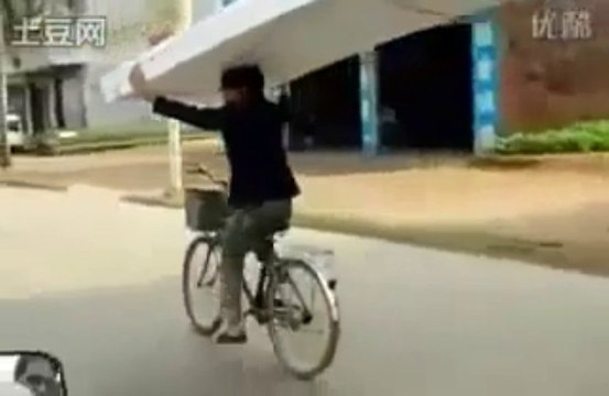 Transport de matelas sur la tête en vélo!! En mode Les déménageurs Asiats Ahaha