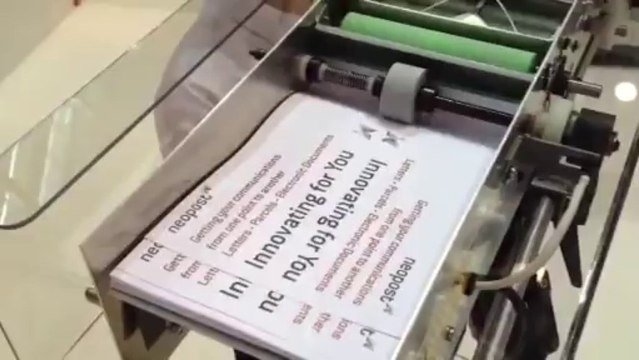 Machine qui fabrique un avion en papier