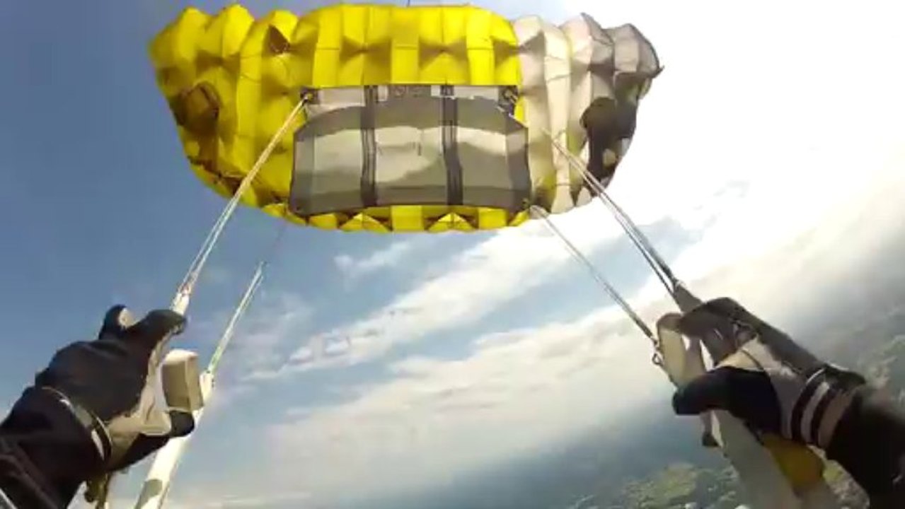 PARACHUTISME - STAGE PARACHUTISME ET HANDICAP : "Saut Julie Pain filmé par Olivier"