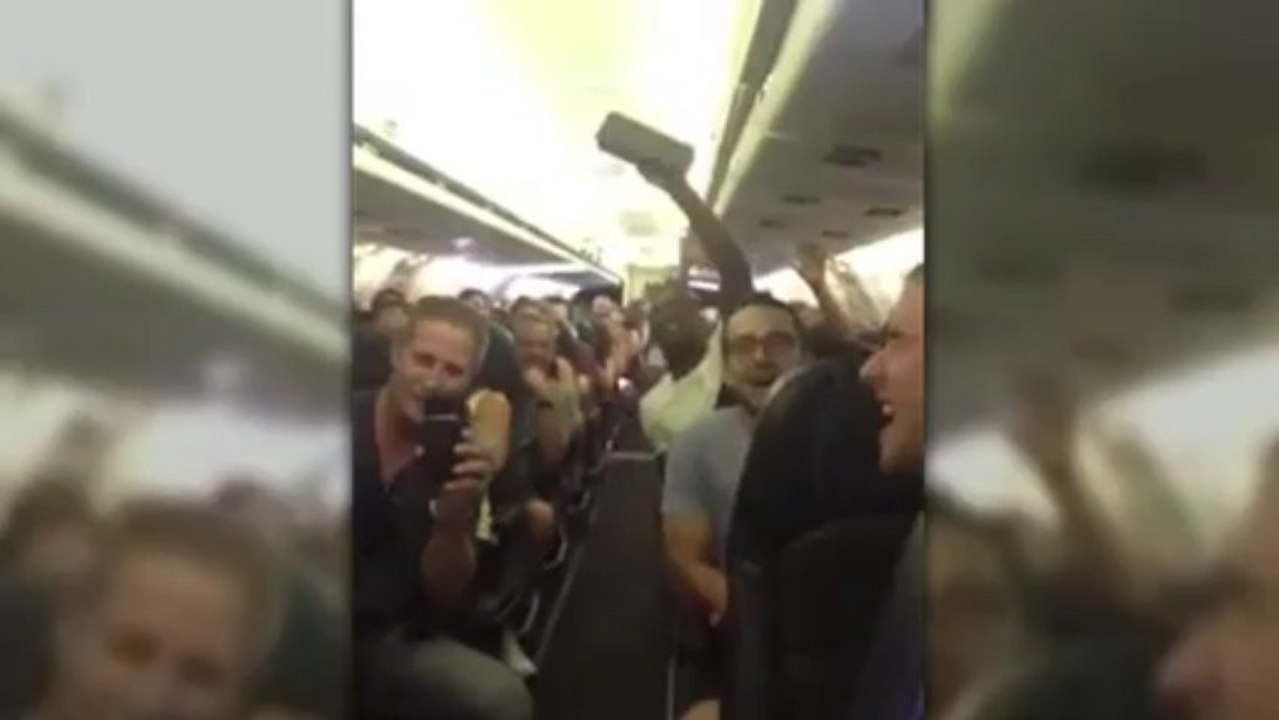Cloués au sol, les passagers d’un avion chantent «I believe i can fly»