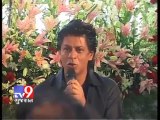 Tv9 Gujarat - Shahrukh from Mannat ,wishing Eid Mubarak to his fans