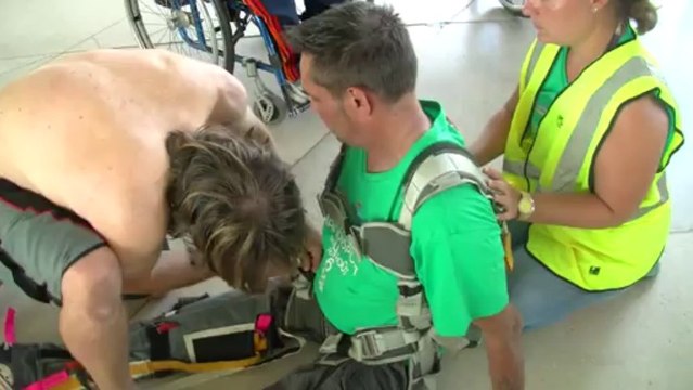 PARACHUTISME - STAGE PARACHUTISME ET HANDICAP : Equipement d'un saut tandem handi