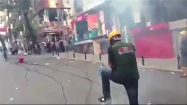 Des bidons d'eau contre les grenades lacrymogènes