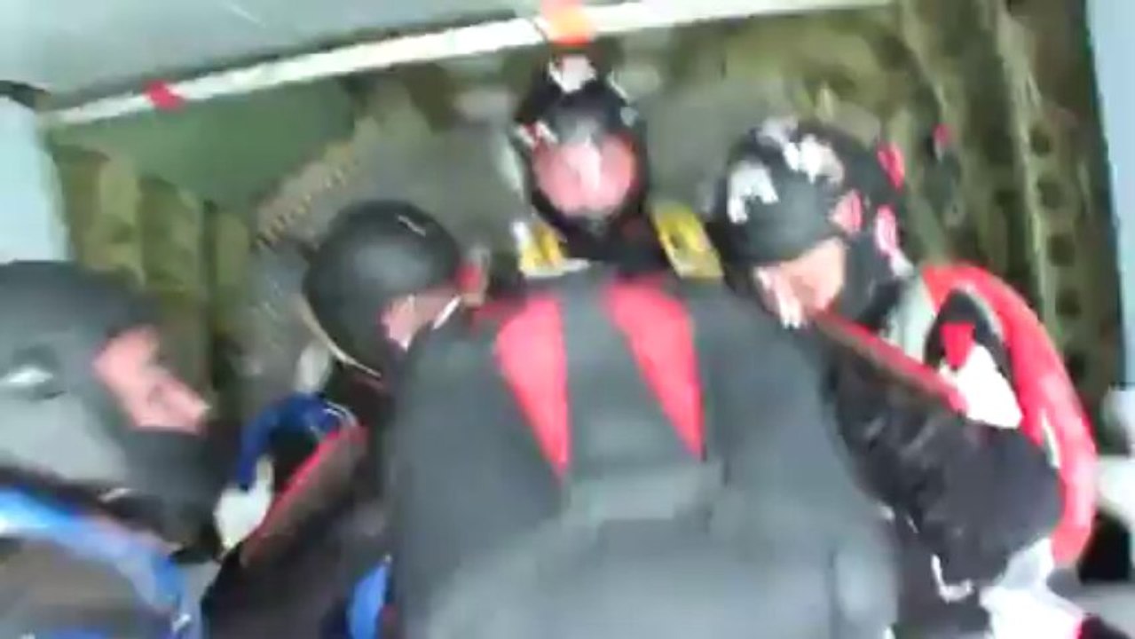 PARACHUTISME - CHAMPIONNATS DE FRANCE VICHY 2013 - VR8 « 8 Crétins Hors Zone Cahors-Clermont Saut1»- 9aout13