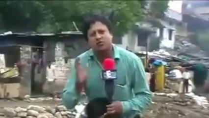 Narayan Pargaien, le reporter sur les épaules d'un rescapé, en Inde