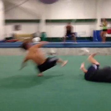 Combat de nains avec des balons géants de gymnastiques!!