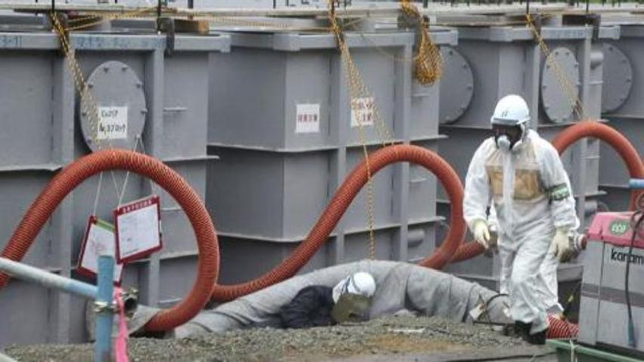 Japan beachgoers defy Fukushima threat