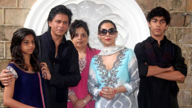 Shahrukh Khan Celebrates Eid With Family @ Mannat !