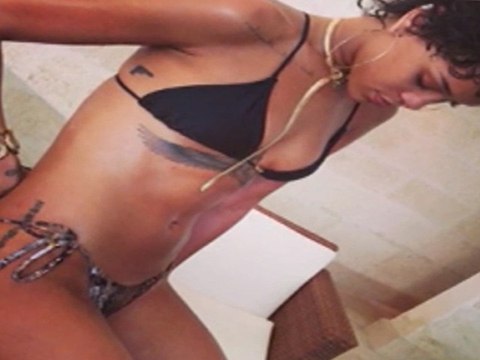 Rihanna flashes her butt